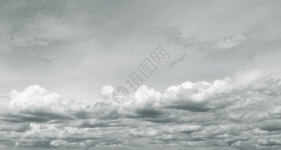 灰蒙在雨季下前风云多喜雨的天空风暴云彩天花朵光辉和忧郁的背景云覆盖的层黑色气候图片