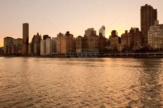 美洲状态联合的曼哈顿市中城日落时的天线美国纽约州市图片