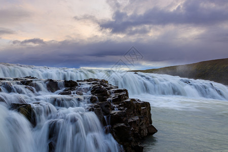 丰富多彩的户外春天冰岛著名的古尔弗斯瀑布最惊人的日出图片