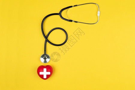 医疗的心脏病专家配有红和听诊器的保健医疗险世界红跨日概念设计图片