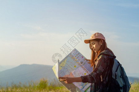 快乐的模糊背着明亮包的女亚洲在背景山上观光旅行者背后的视使用智能手机持有小工具的女用手亚洲人图片