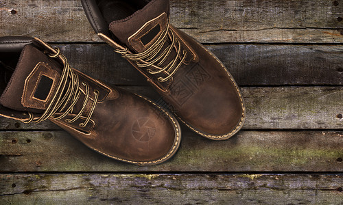 布朗芒高斯靴子用木制背景查封与世隔绝的布朗芒高斯靴子用木制背景棕色的白领带图片