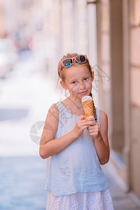 城市香草充满活力可爱的小女孩在夏天吃冰淇淋户外在夏天享受真正的意大利雪拉鸡肉酱快乐的小女孩在夏天吃冰淇淋户外图片