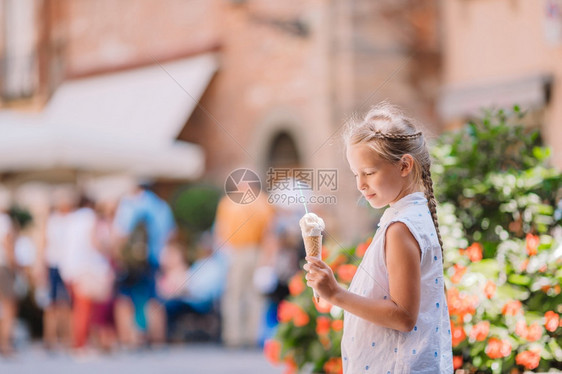 可爱的小女孩在夏天吃冰淇淋户外在夏天享受真正的意大利雪拉鸡肉酱快乐的小女孩在夏天吃冰淇淋户外充满活力热童年图片