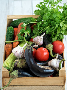 茄子食物市场含有蔬菜园新鲜的木制盒子收获季节蔬菜位于木制白色背景的花边蔬菜图片