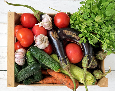 含有蔬菜园新鲜的木制盒子收获季节蔬菜位于木制白色背景的花边蔬菜营养素区域青菜图片