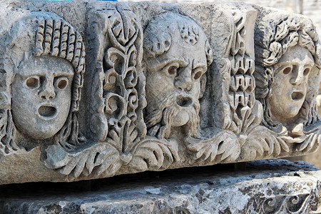 岩石土耳其迈拉代姆雷古希腊罗马剧院前面的石块装饰了戏剧面罩的雕刻环境经典的图片