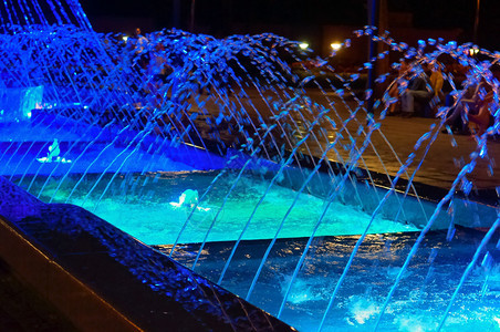 旅游国民美丽的夜中喷泉明亮的蓝色溪流图片