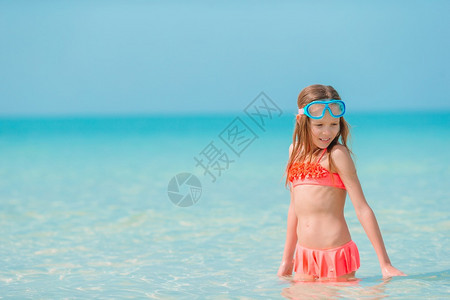 快乐的孩子假期在热带海滩玩浪的小女孩可爱姑娘在度假时海滩上玩小可爱女孩图片