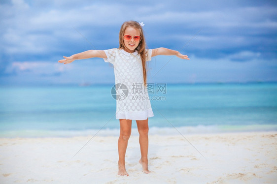 海滩上可爱的小女孩图片