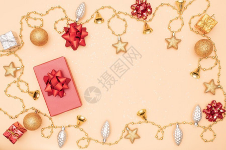 新的丝带礼物生日圣诞节或结婚仪式的金星钟声和本底彩球的礼品盒或现装箱用于生日圣诞节或婚礼图片
