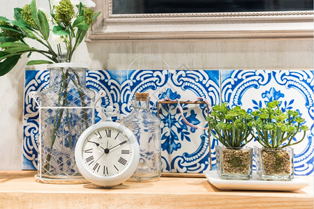 陶瓷制品砖装有植物和用具的古老风格浴室架子细节图片