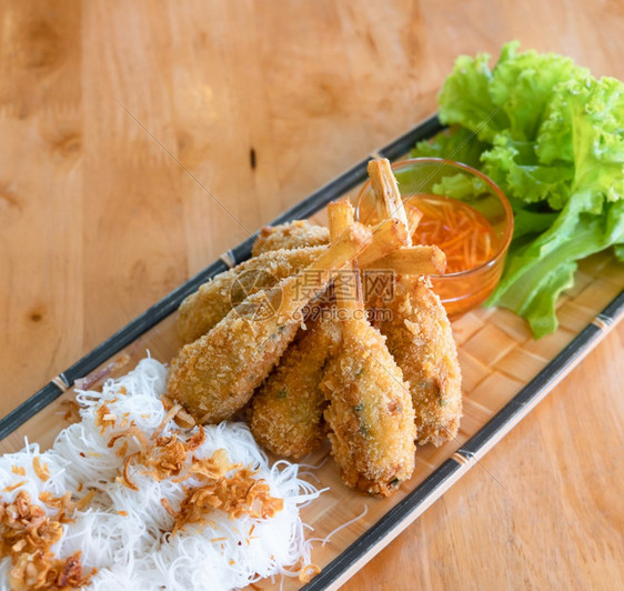 面条油炸虾和甘蔗ChaoTom配有大米马铃薯甜酱越南食物餐厅亚洲人图片