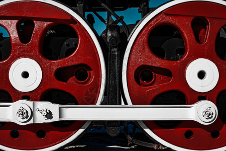 工业的红色和白旧车轮的对比红白关上重的老图片