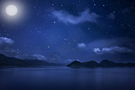 美丽的蓝色山地风景和星夜天空云层背景有星和月亮天际线图片