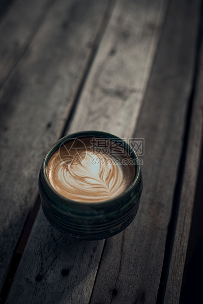 可香气在木制桌上有选择焦点杯热拿铁艺术咖啡重点是在木制上热拿铁艺术咖啡上方的白泡沫喝图片