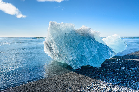 天空冰岛的欧洲Jokulsarlon的蓝色冰山岛南部的一个大冰川湖图片