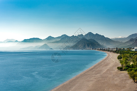 土耳其安塔利亚的Konyaalti海滩和山丘浪地平线康雅尔蒂图片