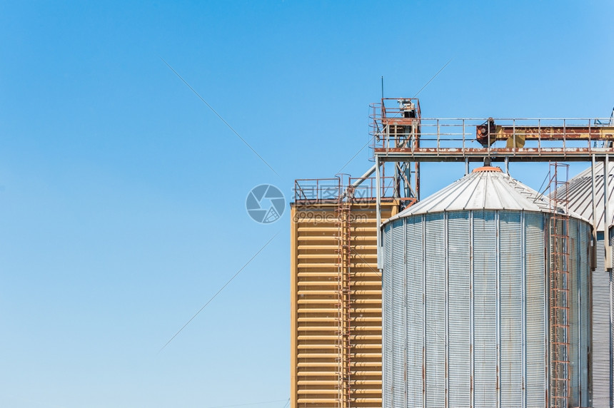 蓝色的纳达林谷物储存设施粮仓和干燥塔防锈的图片