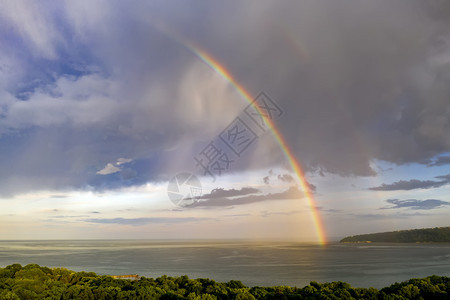 绿色美丽大彩虹在海雨后闪耀环境图片