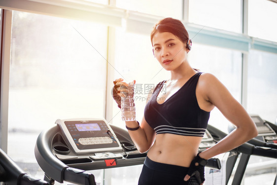 重量在健身锻炼后运动妇女作为的饮用水健康概念积极的吸引人图片