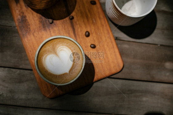 可选择的浓咖啡有焦点杯用木制桌上的热拿铁艺术咖啡重点放在白泡沫杯加热拿铁艺术咖啡液体图片