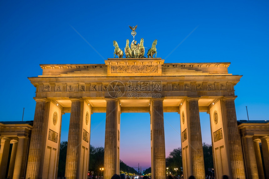 天空拱德国柏林勃兰登堡门晚上在德国柏林托图片