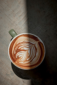 拿铁咖啡艺术选择焦点杯热拿铁艺术咖啡重点为白泡沫热拿铁艺术咖啡的焦点杯瘾君子棕色的早晨背景