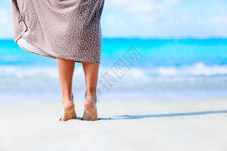 年轻美女在沙滩上放松图片