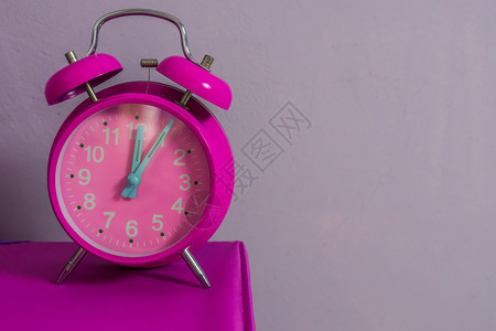 倒数孩子压力粉红老旧的闹钟站在桌子上背面有紫墙图片