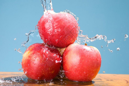 素食主义者一组苹果有凉爽的喷洒夏季果汁的概念美味卫生保健图片