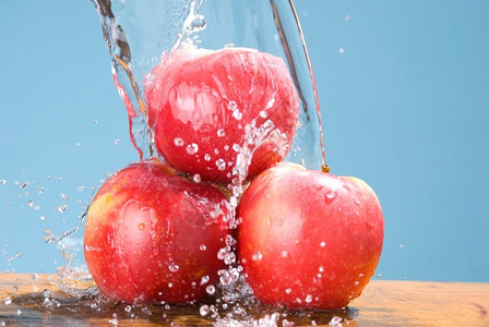 在苹果组上滴花夏季果汁的概念凉爽多汁营养图片