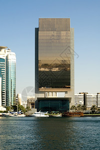 迪拜哈利法塔城市的蓝色明尼斯在阿拉伯联合酋长国迪拜的溪上建造一座现代筑背景