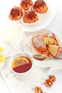 茶加柠檬和花哨蛋糕静生水壶活杯子图片
