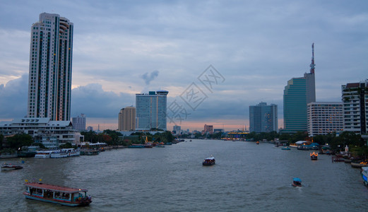 办公室现代城市与泰国河流之景桥高的图片