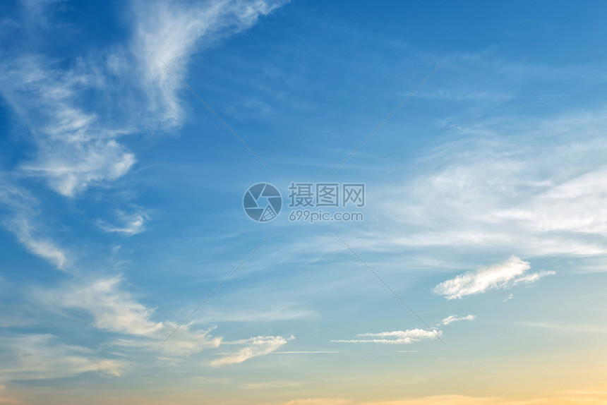 平静的蓝色颜天空背景纹理白云日落图片