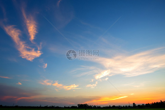 蓝色天空背景纹理白云日落黎明平流层红色的图片