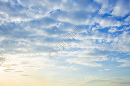 风景优美蓝色天空背景纹理白云日落出橙图片