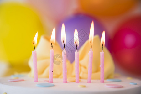 有色绿带蜡烛的生日蛋糕甜图片