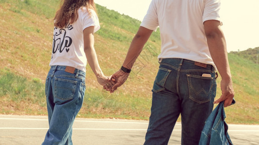 积极的夫妇在旅行时走路手牵情侣友谊图片