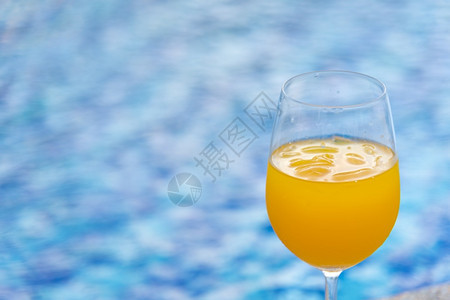 游泳池边一杯新鲜的橙子汁图片