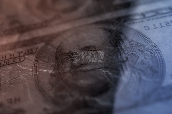 本杰明富兰克林在10美元的黑阴暗弯曲的经济趋势背景商业思想和所有艺术作品设计的背景在10美元的红折叠黑粉碎色折叠交换钱美国图片
