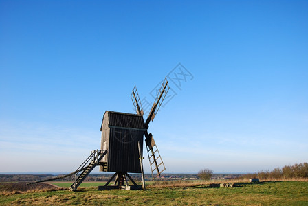 日落的古老传统木制风车在瑞典群岛奥兰太阳和风景观访问瑞典图片