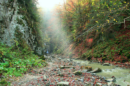 户外湿的瀑布与水从喀尔巴阡山脉的马尼亚夫斯基瀑布的悬崖上落下水从悬崖上落下山中的秋季景观与河流山区的秋季景观与河流山区活力图片