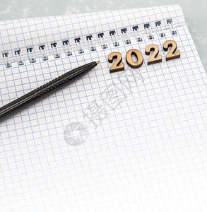 2020年9月日历单木制的20年灰色木制数字的笔记本和一张空白纸页和