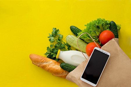 健康素食用纸袋蔬菜和白水果复制空间购物食品超市横幅以及清洁素食物概念中的健康素食品在线交付粮食c以纸袋蔬菜和水果制成的健康素食品图片