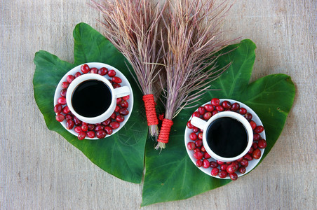 农业用咖啡豆做广告的和谐概念成熟果莓上黑咖啡厅的杯子棕烤咖啡豆篮子花到装饰品绿叶上布置的美丽背景黑色咖啡因图片