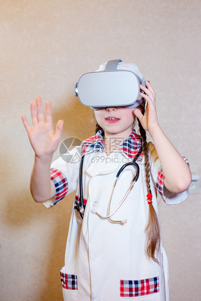 药物女孩扮演了虚拟现实孩子们角色扮演专业医生儿童的早期发育游戏的想法美丽小女孩正在扮演着装的医生是的她正在扮演着装的医生笑声梦情图片