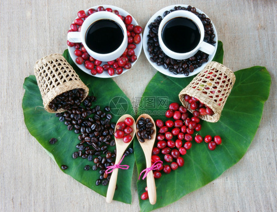 用咖啡豆做广告的和谐概念成熟果莓上黑咖啡厅的杯子一篮棕烤焦咖啡豆花到装饰品绿叶上布置的鲜花令人惊叹的回味饮料篮子装饰风格图片
