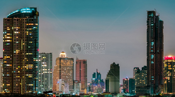 首都现代建筑办公楼天窗夜空中商业和市金融心大楼CONDO夜光之的CONDO城市中现代建筑物的城市风景中央住宅图片